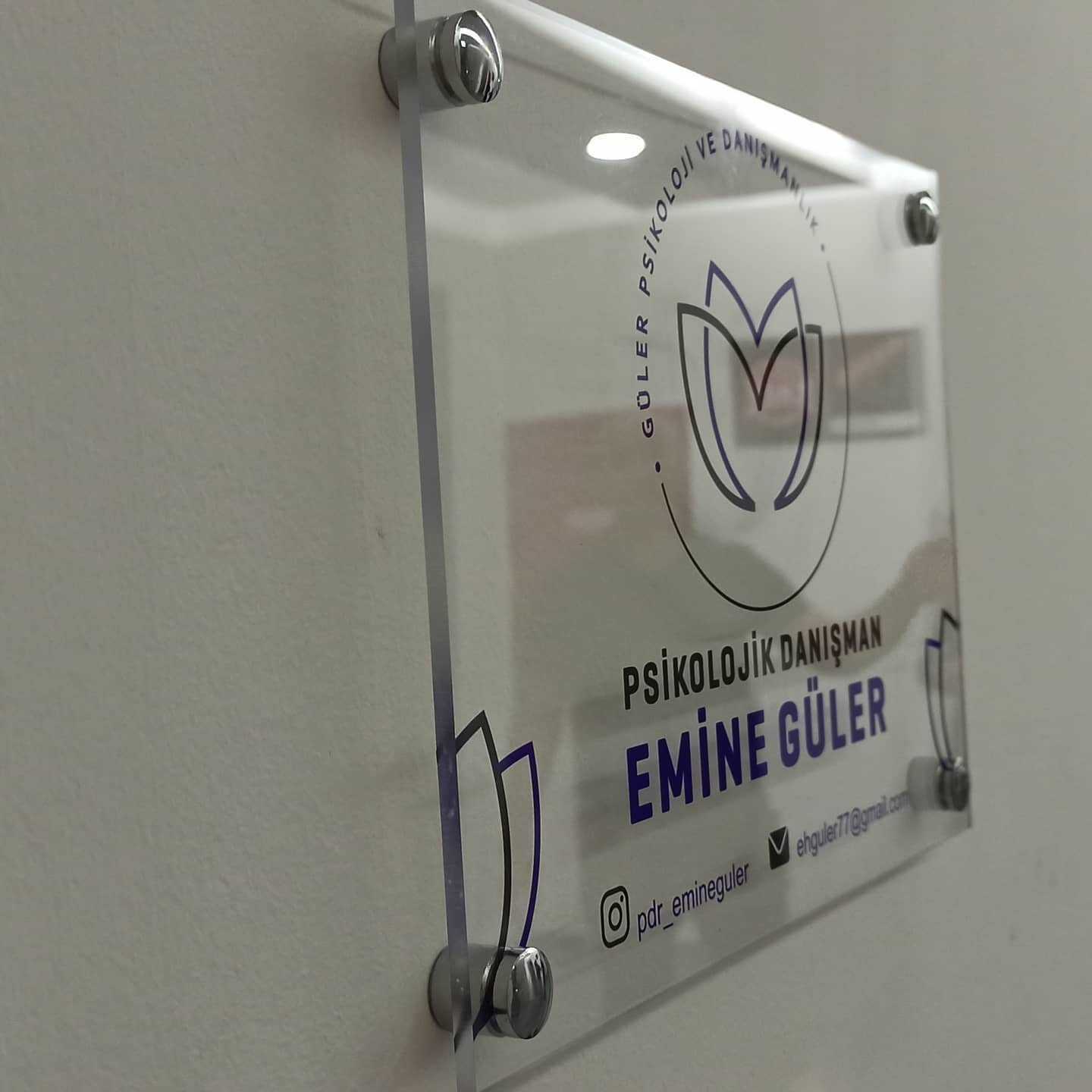 Şeffaf Pleksi Üzeri UV Baskı Ofis Giriş Levhası